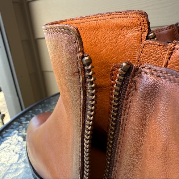 Frye Carly Double Zip Leather Ankle Boot- 9.5 - Picture 6 of 9